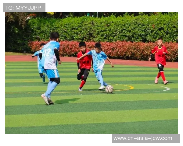 小学足球训练精彩瞬间展示，培养孩子们的团队合作与运动精神